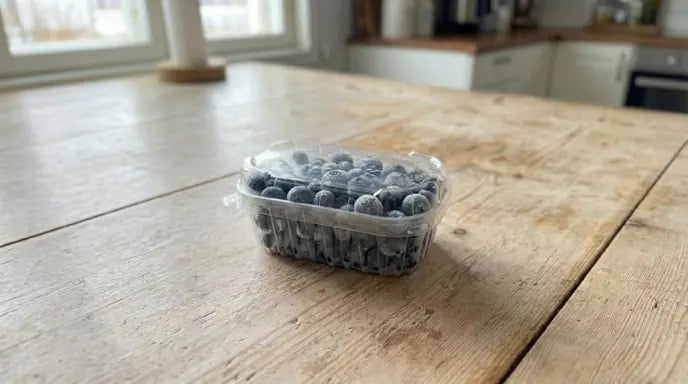 Yrjölän marjatilan mustikat rasiassa, pöydällä